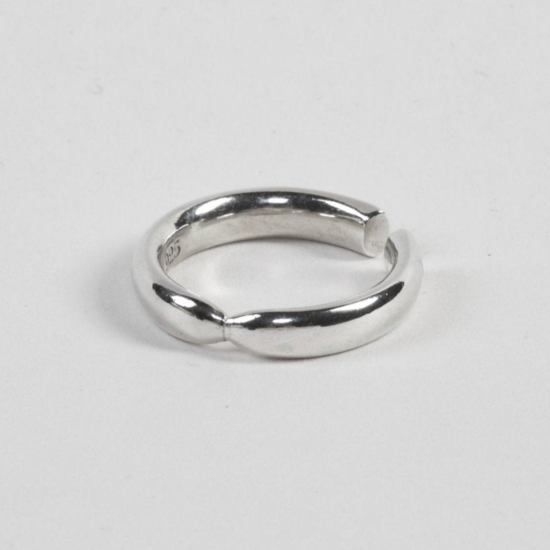 Elegant, large ear cuff made from 100% recycled 925 sterling silver – minimalist design with a light-reflecting front detail. Wearable without a piercing, individually or as a pair. Sustainably crafted in Europe, hypoallergenic, with a special alloy to reduce tarnishing.