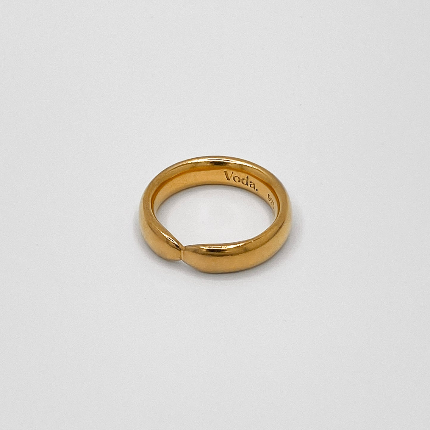Bold, solid ring made from 24k gold-plated, 100% recycled 925 sterling silver – minimalist design with a seamlessly connected band and a comfortable oval cross-section. A statement piece that pairs perfectly with the slimmer Prologue Ring Light. Sustainably crafted in Europe, hypoallergenic, with a special alloy to reduce tarnishing.