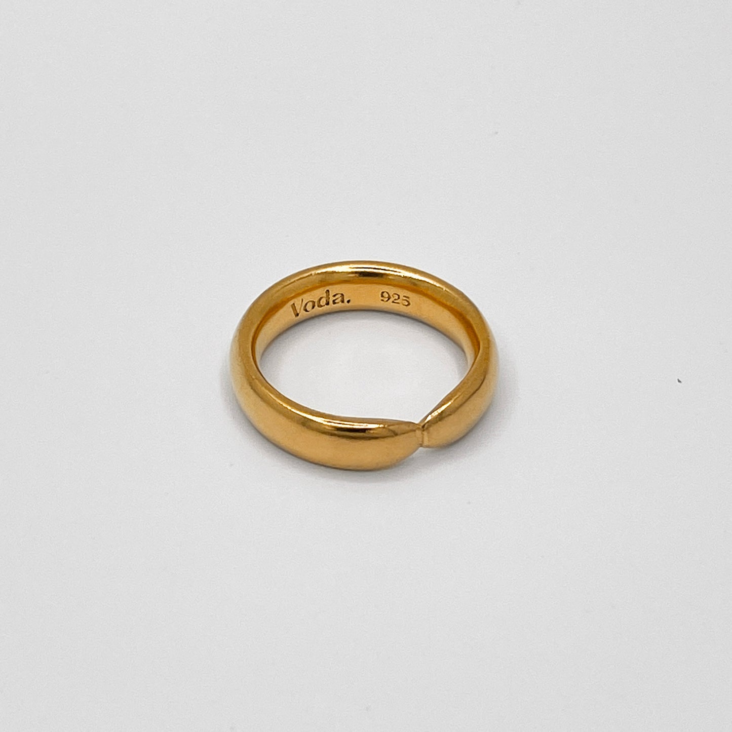 Bold, solid ring made from 24k gold-plated, 100% recycled 925 sterling silver – minimalist design with a seamlessly connected band and a comfortable oval cross-section. A statement piece that pairs perfectly with the slimmer Prologue Ring Light. Sustainably crafted in Europe, hypoallergenic, with a special alloy to reduce tarnishing.