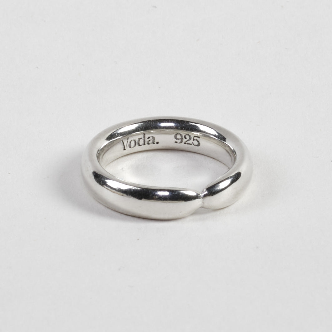 Bold, solid ring made from 100% recycled 925 sterling silver – minimalist design with a seamlessly connected band and a comfortable oval cross-section. A statement piece that pairs perfectly with the slimmer Prologue Ring Light. Sustainably crafted in Europe, hypoallergenic, with a special alloy to reduce tarnishing.