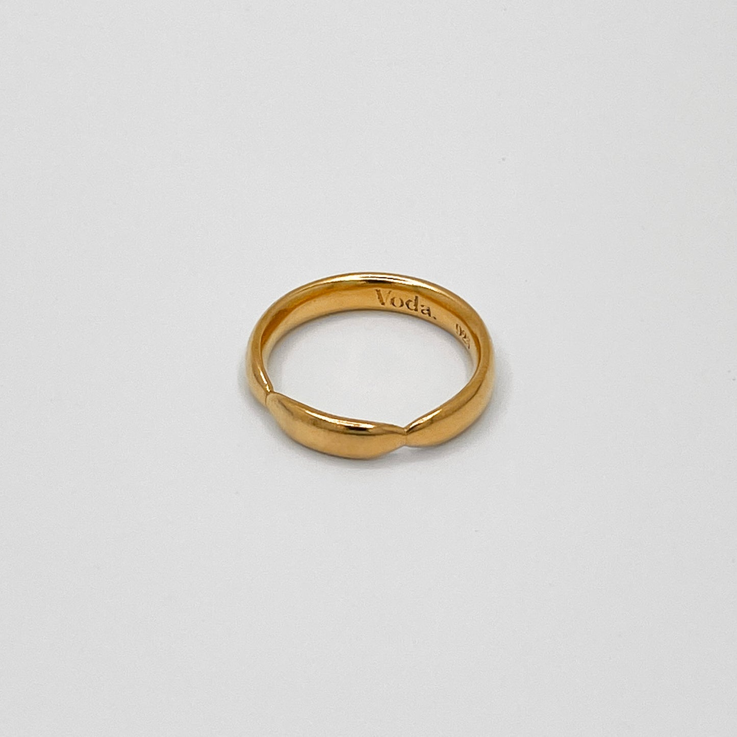 Elegant, solid ring made from 24k gold-plated, 100% recycled 925 sterling silver – minimalist design with a rounded band and a light-reflecting gold detail. Comfortable oval cross-section for a perfect fit. Sustainably crafted in Europe, hypoallergenic, with a special alloy to reduce tarnishing.