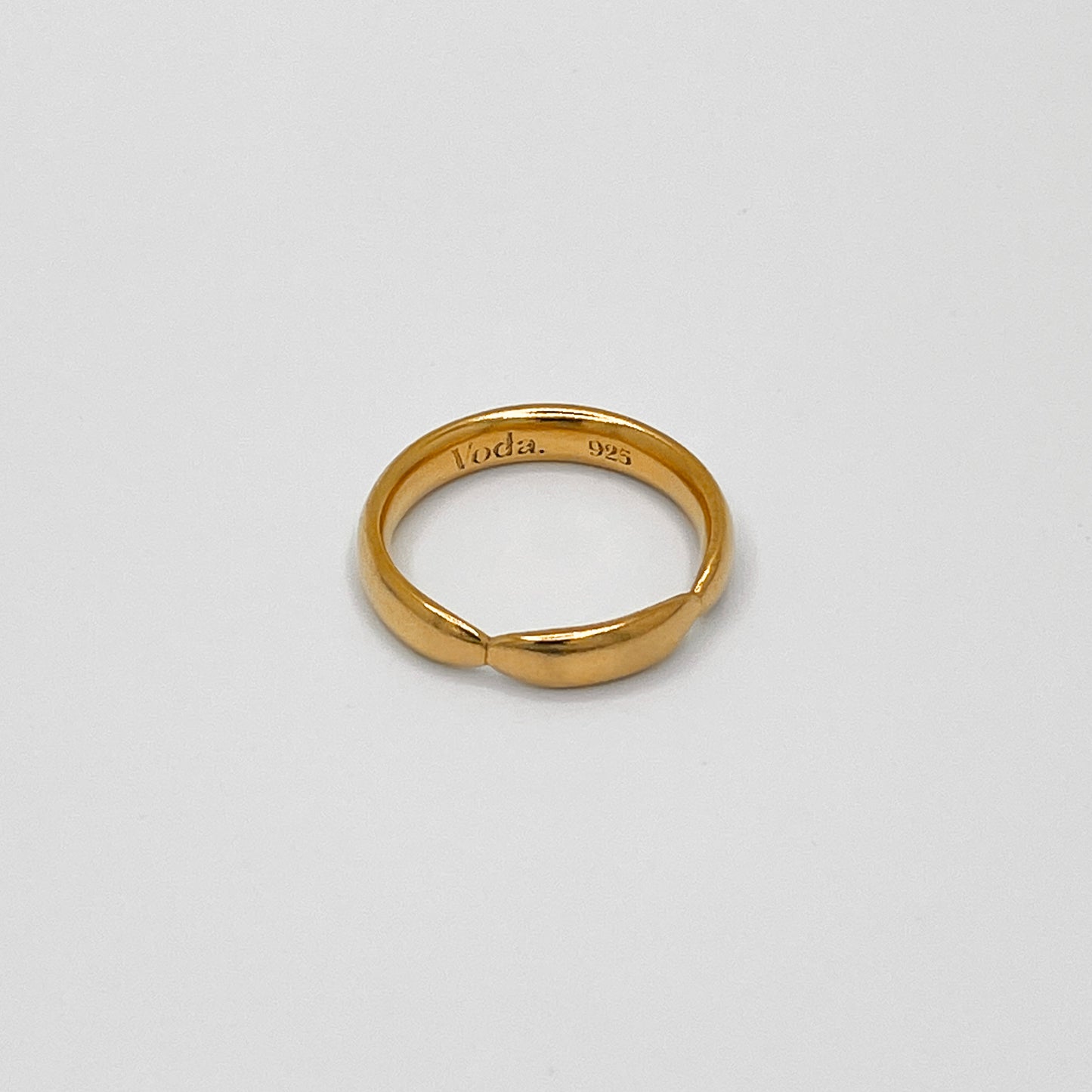 Elegant, solid ring made from 24k gold-plated, 100% recycled 925 sterling silver – minimalist design with a rounded band and a light-reflecting gold detail. Comfortable oval cross-section for a perfect fit. Sustainably crafted in Europe, hypoallergenic, with a special alloy to reduce tarnishing.
