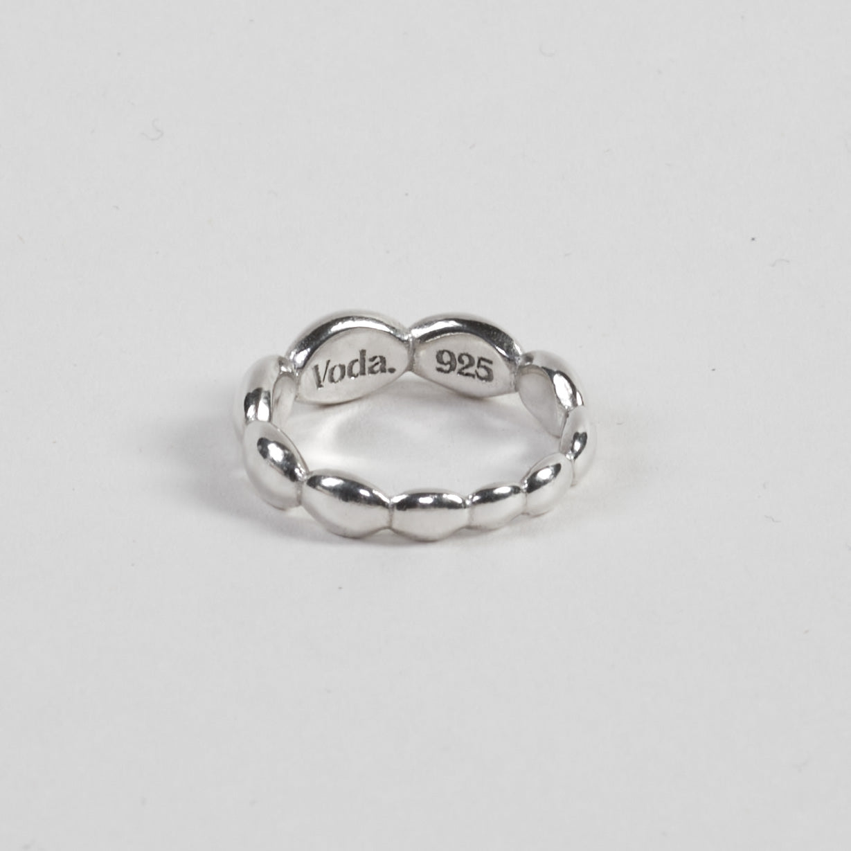Elegant ring made from 100% recycled 925 sterling silver – featuring seamlessly connected, polished round lenses for a timeless, light-reflecting design. Sustainably crafted in Europe, hypoallergenic, with a special alloy to reduce tarnishing.