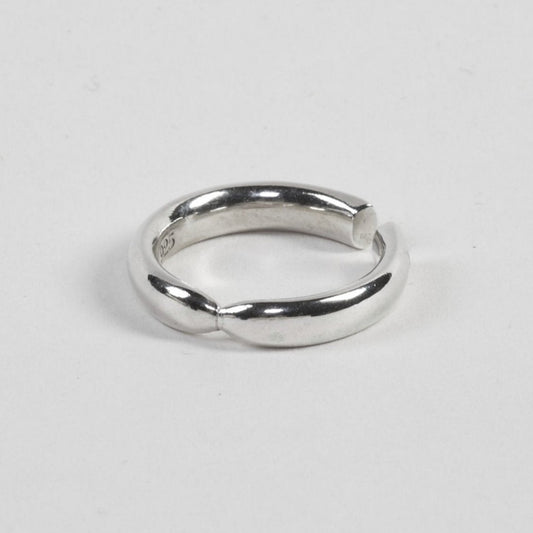 Elegant, large ear cuff made from 100% recycled 925 sterling silver – minimalist design with a light-reflecting front detail. Wearable without a piercing, individually or as a pair. Sustainably crafted in Europe, hypoallergenic, with a special alloy to reduce tarnishing.