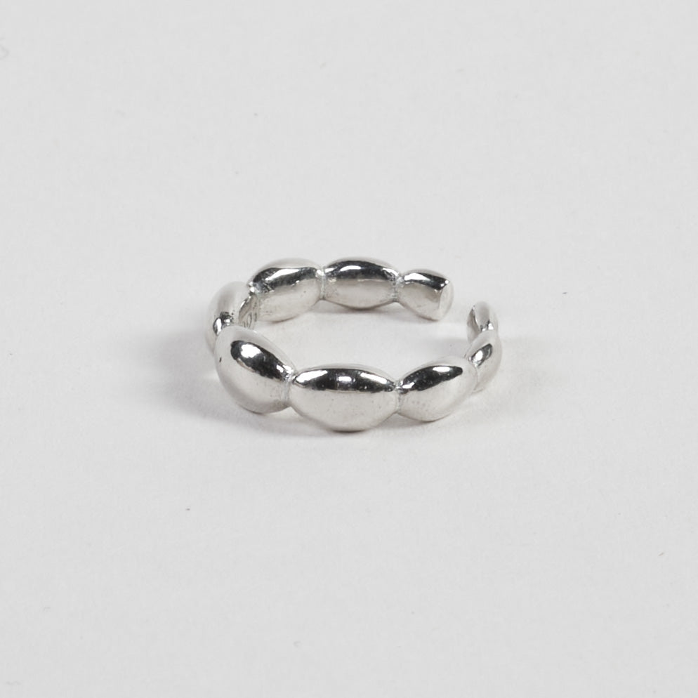 Elegant ear cuff made from 100% recycled 925 sterling silver – featuring seamlessly connected, polished round lenses for a captivating light-reflecting effect. Sits comfortably in the middle of the ear and pairs beautifully with other cuffs for a layered look. Sustainably crafted in Europe, hypoallergenic, with a special alloy to reduce tarnishing.