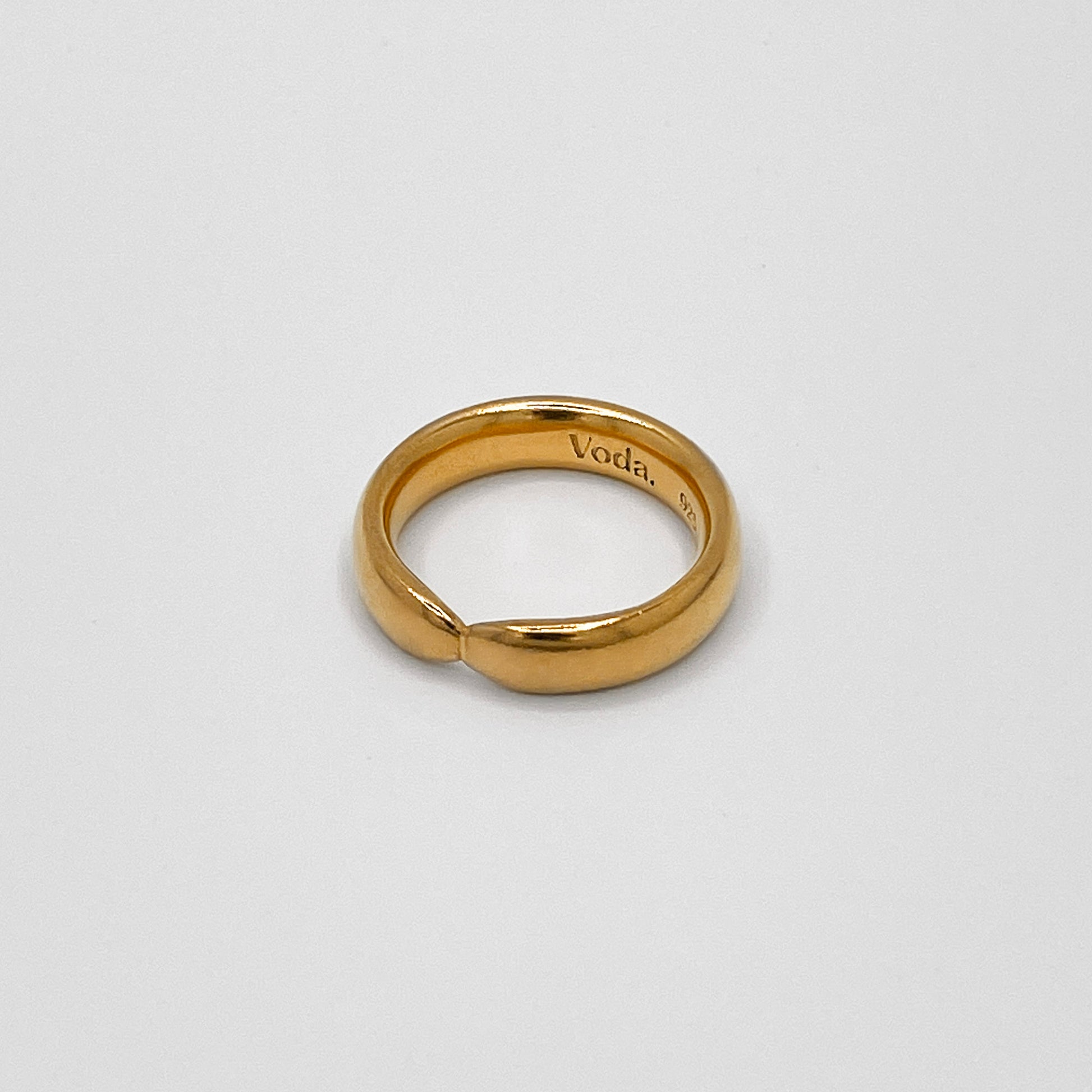 Bold, solid ring made from 24k gold-plated, 100% recycled 925 sterling silver – minimalist design with a seamlessly connected band and a comfortable oval cross-section. A statement piece that pairs perfectly with the slimmer Prologue Ring Light. Sustainably crafted in Europe, hypoallergenic, with a special alloy to reduce tarnishing.