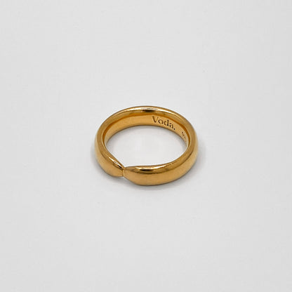 Bold, solid ring made from 24k gold-plated, 100% recycled 925 sterling silver – minimalist design with a seamlessly connected band and a comfortable oval cross-section. A statement piece that pairs perfectly with the slimmer Prologue Ring Light. Sustainably crafted in Europe, hypoallergenic, with a special alloy to reduce tarnishing.