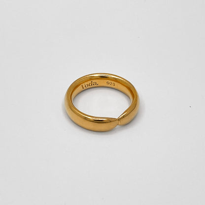 Bold, solid ring made from 24k gold-plated, 100% recycled 925 sterling silver – minimalist design with a seamlessly connected band and a comfortable oval cross-section. A statement piece that pairs perfectly with the slimmer Prologue Ring Light. Sustainably crafted in Europe, hypoallergenic, with a special alloy to reduce tarnishing.