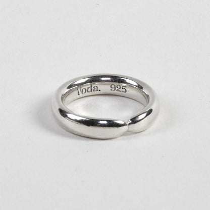 Bold, solid ring made from 100% recycled 925 sterling silver – minimalist design with a seamlessly connected band and a comfortable oval cross-section. A statement piece that pairs perfectly with the slimmer Prologue Ring Light. Sustainably crafted in Europe, hypoallergenic, with a special alloy to reduce tarnishing.