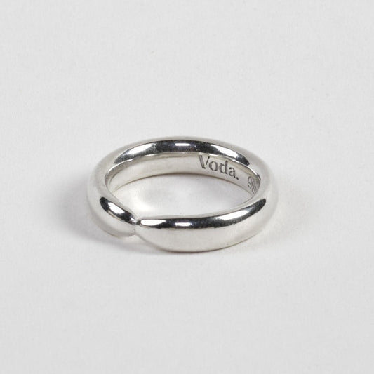Bold, solid ring made from 100% recycled 925 sterling silver – minimalist design with a seamlessly connected band and a comfortable oval cross-section. A statement piece that pairs perfectly with the slimmer Prologue Ring Light. Sustainably crafted in Europe, hypoallergenic, with a special alloy to reduce tarnishing.