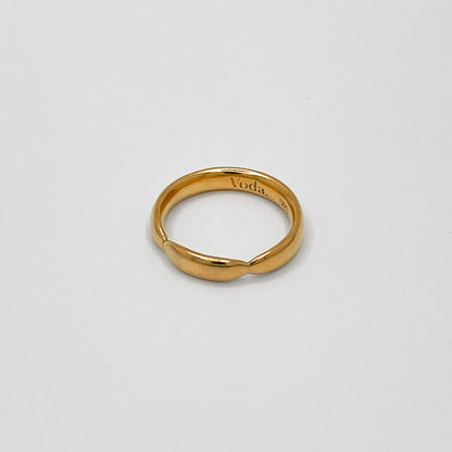 Elegant, solid ring made from 24k gold-plated, 100% recycled 925 sterling silver – minimalist design with a rounded band and a light-reflecting gold detail. Comfortable oval cross-section for a perfect fit. Sustainably crafted in Europe, hypoallergenic, with a special alloy to reduce tarnishing.