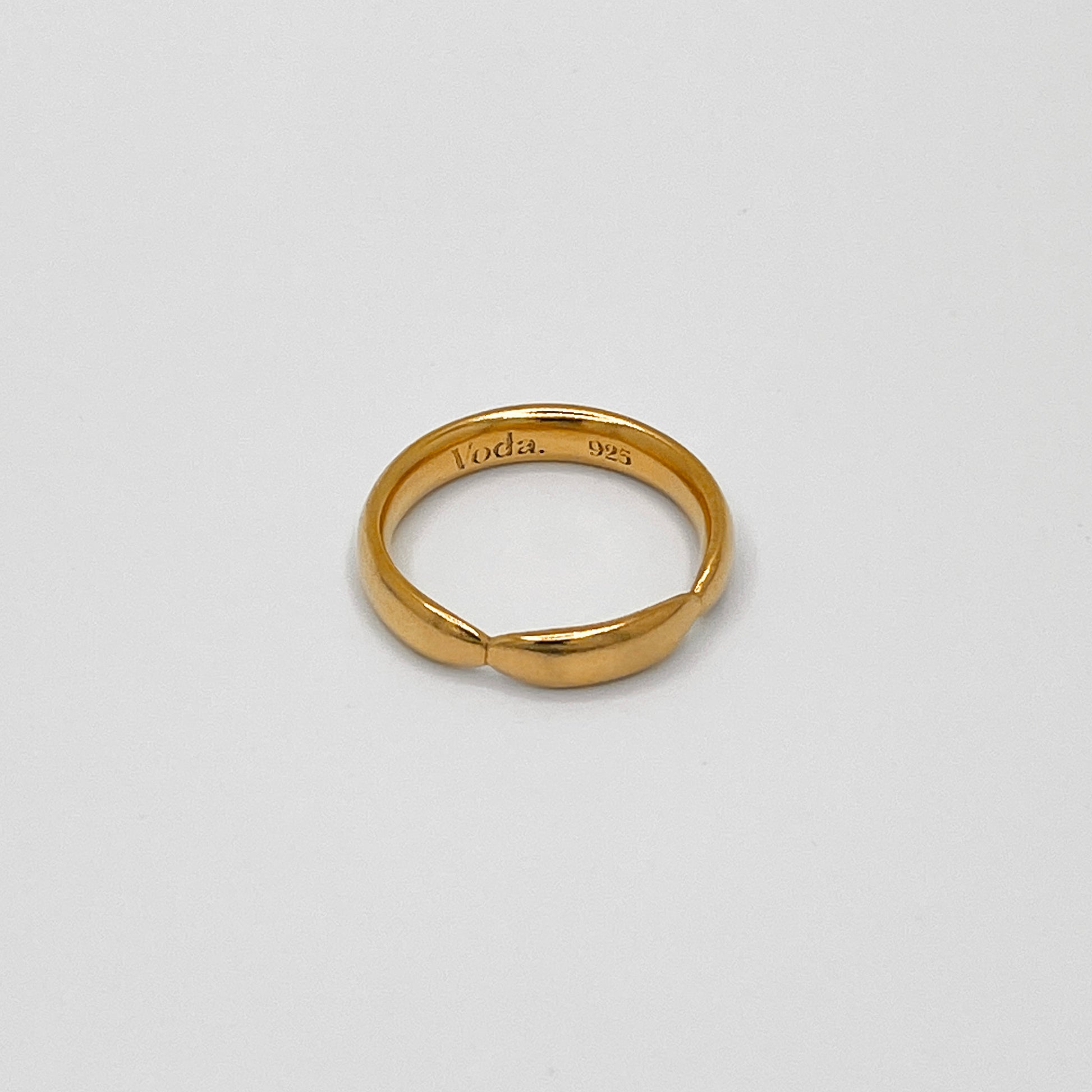 Elegant, solid ring made from 24k gold-plated, 100% recycled 925 sterling silver – minimalist design with a rounded band and a light-reflecting gold detail. Comfortable oval cross-section for a perfect fit. Sustainably crafted in Europe, hypoallergenic, with a special alloy to reduce tarnishing.