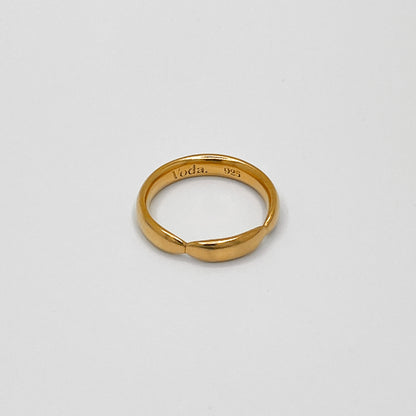 Elegant, solid ring made from 24k gold-plated, 100% recycled 925 sterling silver – minimalist design with a rounded band and a light-reflecting gold detail. Comfortable oval cross-section for a perfect fit. Sustainably crafted in Europe, hypoallergenic, with a special alloy to reduce tarnishing.