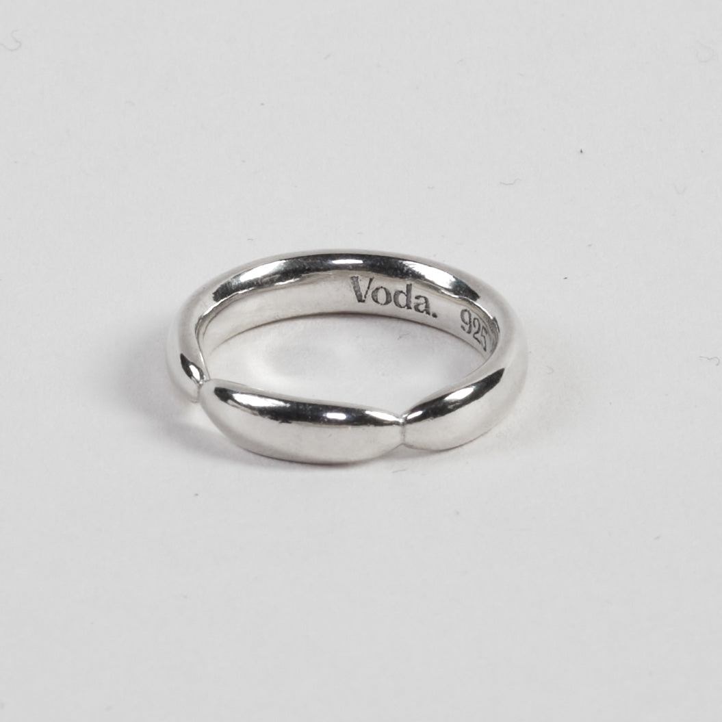 Elegant, solid ring made from 100% recycled 925 sterling silver – minimalist design with a rounded band and a silver lens detail. Comfortable oval cross-section for a perfect fit. Sustainably crafted in Europe, hypoallergenic, with a special alloy to reduce tarnishing.