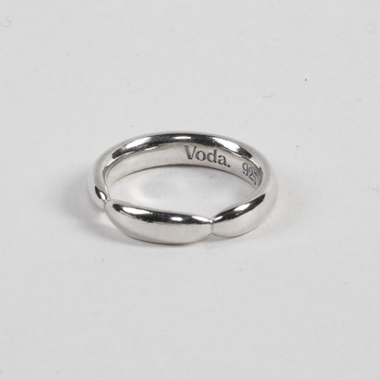 Elegant, solid ring made from 100% recycled 925 sterling silver – minimalist design with a rounded band and a silver lens detail. Comfortable oval cross-section for a perfect fit. Sustainably crafted in Europe, hypoallergenic, with a special alloy to reduce tarnishing.