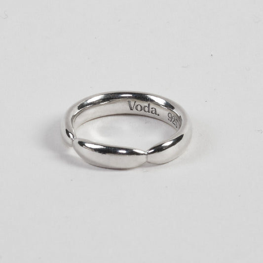 Elegant, solid ring made from 100% recycled 925 sterling silver – minimalist design with a rounded band and a silver lens detail. Comfortable oval cross-section for a perfect fit. Sustainably crafted in Europe, hypoallergenic, with a special alloy to reduce tarnishing.