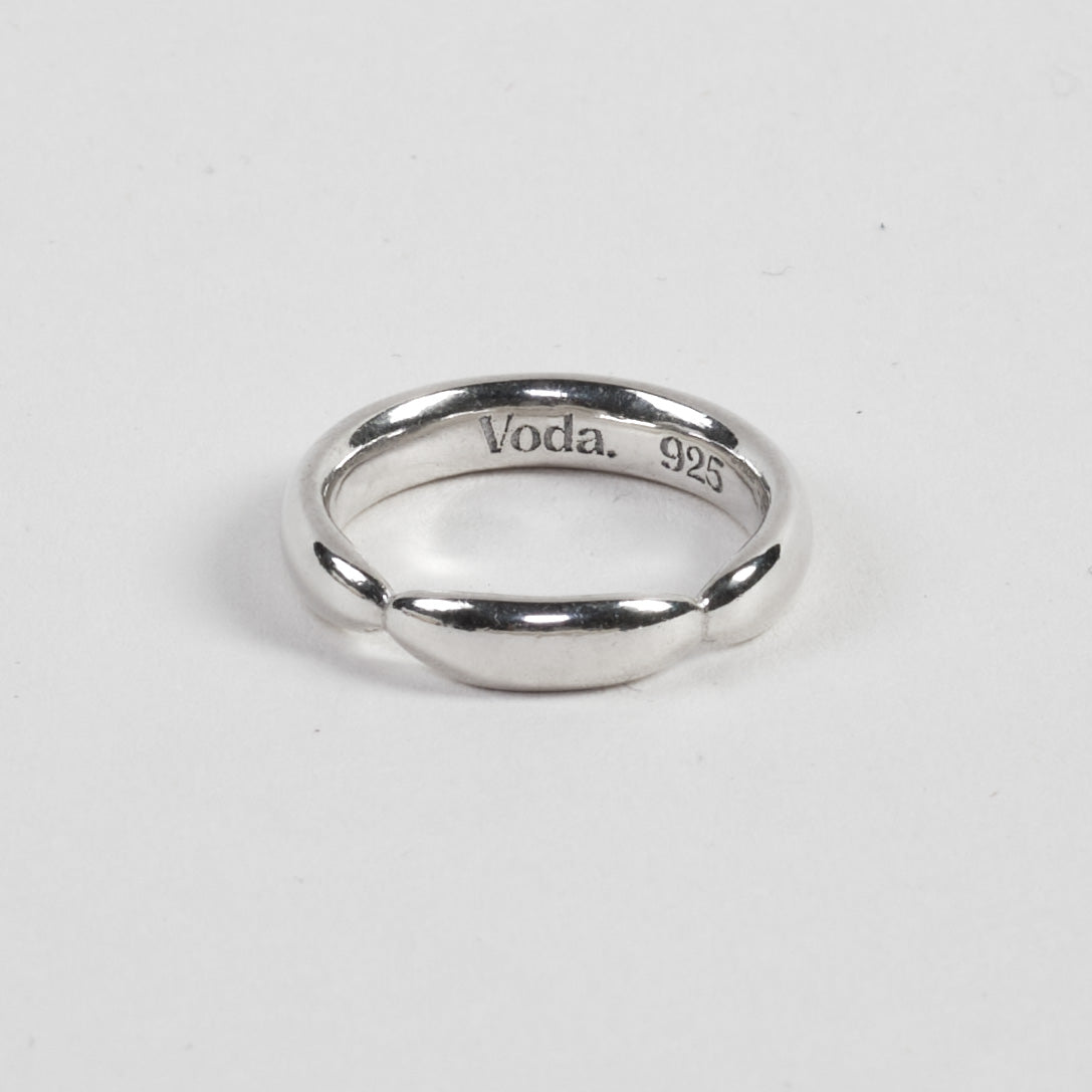 Elegant, solid ring made from 100% recycled 925 sterling silver – minimalist design with a rounded band and a silver lens detail. Comfortable oval cross-section for a perfect fit. Sustainably crafted in Europe, hypoallergenic, with a special alloy to reduce tarnishing.