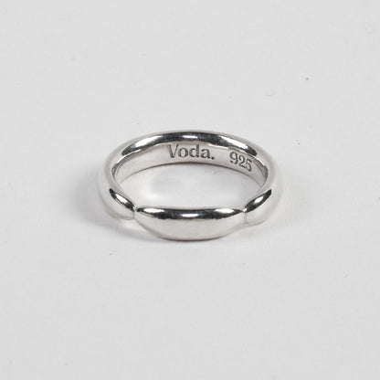 Elegant, solid ring made from 100% recycled 925 sterling silver – minimalist design with a rounded band and a silver lens detail. Comfortable oval cross-section for a perfect fit. Sustainably crafted in Europe, hypoallergenic, with a special alloy to reduce tarnishing.