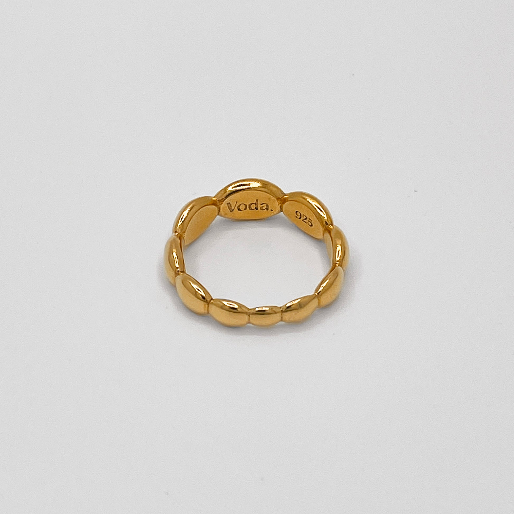 Elegant ring made from 24k gold-plated, 100% recycled 925 sterling silver – featuring seamlessly connected, polished round lenses for a timeless, light-reflecting design. Sustainably crafted in Europe, hypoallergenic, with a special alloy to reduce tarnishing.