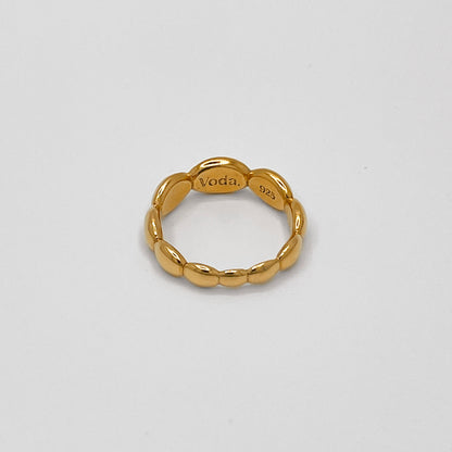 Elegant ring made from 24k gold-plated, 100% recycled 925 sterling silver – featuring seamlessly connected, polished round lenses for a timeless, light-reflecting design. Sustainably crafted in Europe, hypoallergenic, with a special alloy to reduce tarnishing.