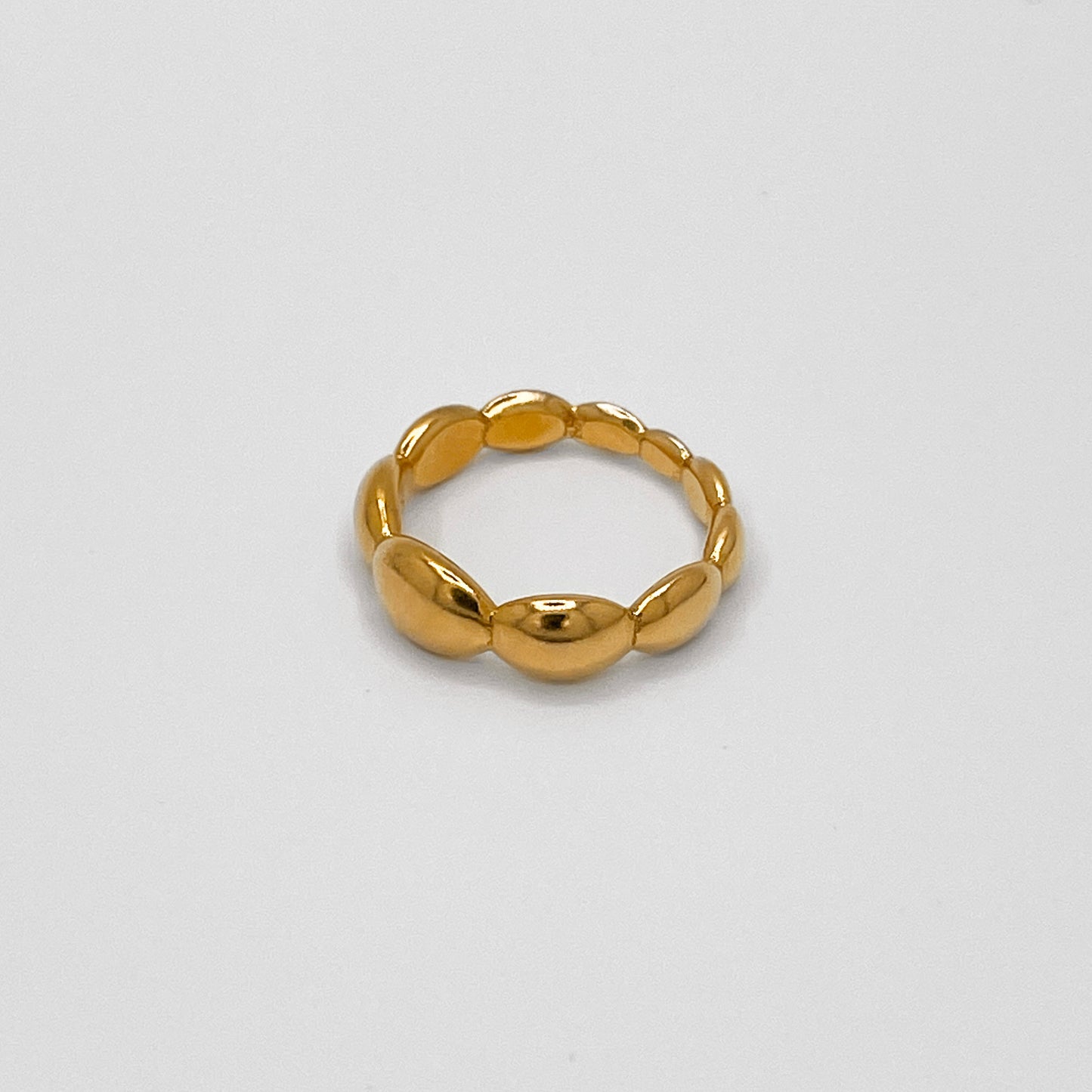 Elegant ring made from 24k gold-plated, 100% recycled 925 sterling silver – featuring seamlessly connected, polished round lenses for a timeless, light-reflecting design. Sustainably crafted in Europe, hypoallergenic, with a special alloy to reduce tarnishing.