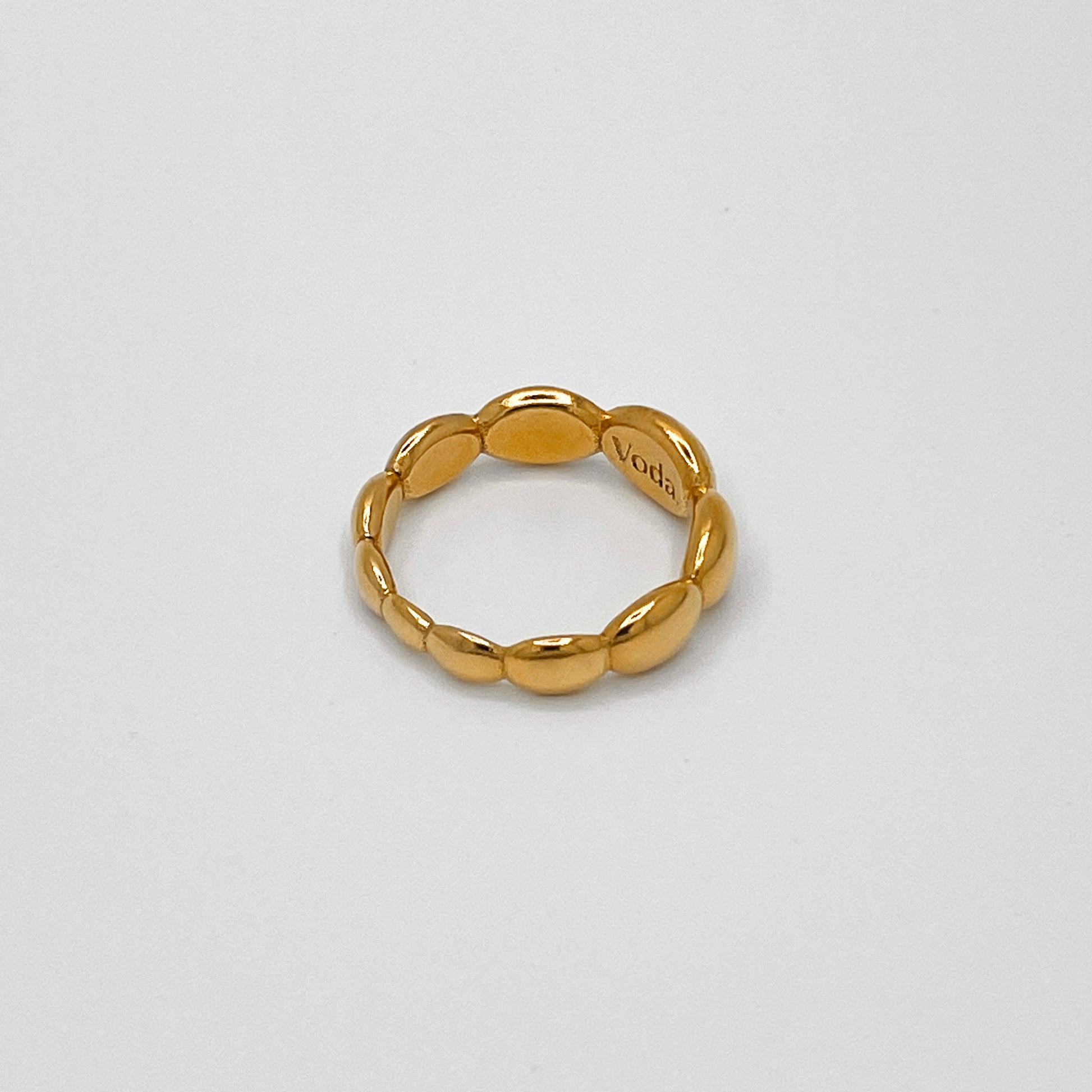 Elegant ring made from 24k gold-plated, 100% recycled 925 sterling silver – featuring seamlessly connected, polished round lenses for a timeless, light-reflecting design. Sustainably crafted in Europe, hypoallergenic, with a special alloy to reduce tarnishing.