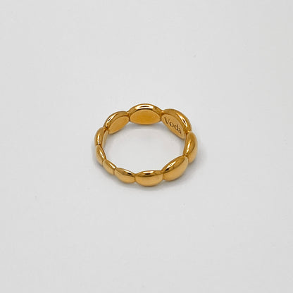 Elegant ring made from 24k gold-plated, 100% recycled 925 sterling silver – featuring seamlessly connected, polished round lenses for a timeless, light-reflecting design. Sustainably crafted in Europe, hypoallergenic, with a special alloy to reduce tarnishing.