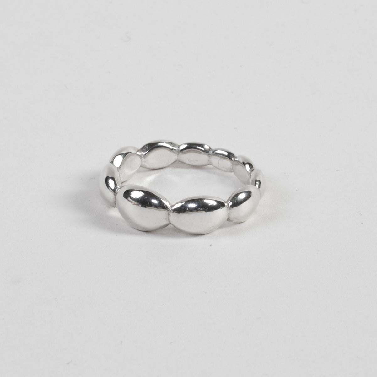 Elegant ring made from 100% recycled 925 sterling silver – featuring seamlessly connected, polished round lenses for a timeless, light-reflecting design. Sustainably crafted in Europe, hypoallergenic, with a special alloy to reduce tarnishing.
