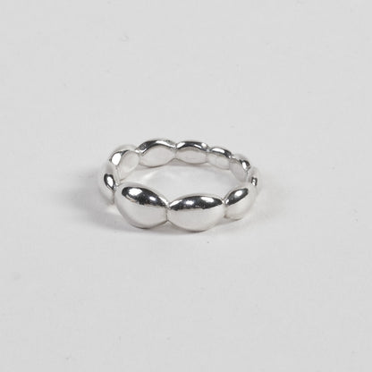 Elegant ring made from 100% recycled 925 sterling silver – featuring seamlessly connected, polished round lenses for a timeless, light-reflecting design. Sustainably crafted in Europe, hypoallergenic, with a special alloy to reduce tarnishing.