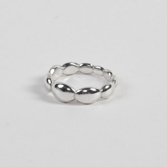 Elegant ring made from 100% recycled 925 sterling silver – featuring seamlessly connected, polished round lenses for a timeless, light-reflecting design. Sustainably crafted in Europe, hypoallergenic, with a special alloy to reduce tarnishing.